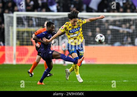 Majeed Ashimeru di Anderlecht e Daichi Hayashi di STVV hanno ritratto in azione durante una partita di calcio tra RSC Anderlecht e Sint-Truidense VV STVV, domenica 12 febbraio 2023 ad Anderlecht, a Bruxelles, il 25° giorno della prima divisione del campionato belga della 'Jupiler Pro League' 2022-2023. BELGA FOTO TOM GOYVAERTS Foto Stock