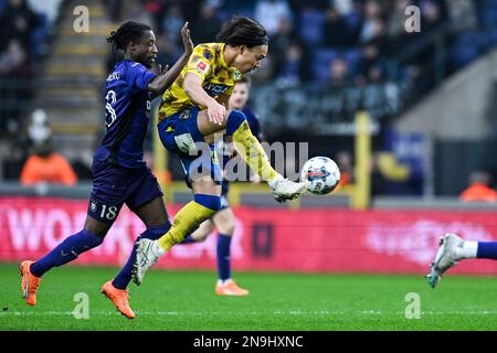 Majeed Ashimeru di Anderlecht e Daichi Hayashi di STVV hanno ritratto in azione durante una partita di calcio tra RSC Anderlecht e Sint-Truidense VV STVV, domenica 12 febbraio 2023 ad Anderlecht, a Bruxelles, il 25° giorno della prima divisione del campionato belga della 'Jupiler Pro League' 2022-2023. BELGA FOTO TOM GOYVAERTS Foto Stock