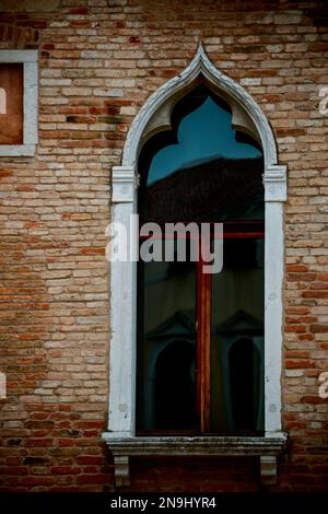 Uno scatto verticale di una finestra ad arco a Venezia Foto Stock