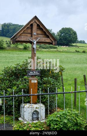 Croce con Gesù Cristo crocifisso con il testo, misericordia del mio Gesù, lungo la strada. Limburgo, Paesi Bassi. Memoriale cattolico all'incrocio delle strade e. Foto Stock