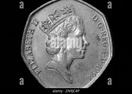 Lato opposto di una moneta da 1994 50 pence con il ritratto della regina Elisabetta II del 3rd di Raphael Maklouf Foto Stock