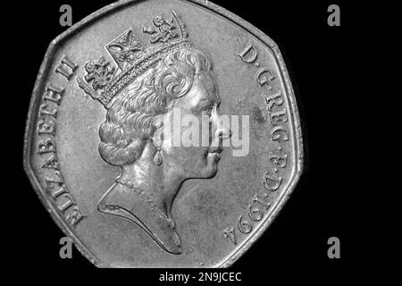 Lato opposto di una moneta da 1994 50 pence con il ritratto della regina Elisabetta II del 3rd di Raphael Maklouf Foto Stock