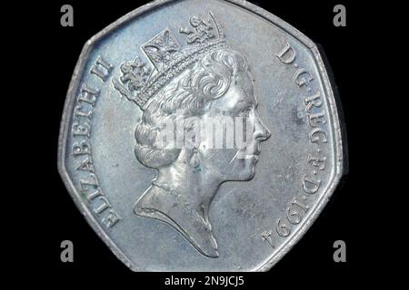 Lato opposto di una moneta da 1994 50 pence con il ritratto della regina Elisabetta II del 3rd di Raphael Maklouf Foto Stock