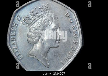 Lato opposto di una moneta da 1994 50 pence con il ritratto della regina Elisabetta II del 3rd di Raphael Maklouf Foto Stock