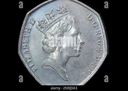 Lato opposto di una moneta da 1994 50 pence con il ritratto della regina Elisabetta II del 3rd di Raphael Maklouf Foto Stock