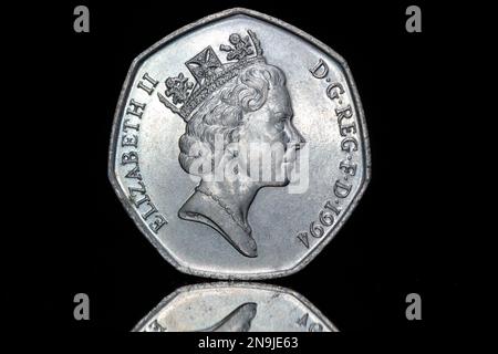 Lato opposto di una moneta da 1994 50 pence con il ritratto della regina Elisabetta II del 3rd di Raphael Maklouf Foto Stock