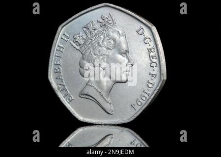 Lato opposto di una moneta da 1994 50 pence con il ritratto della regina Elisabetta II del 3rd di Raphael Maklouf Foto Stock