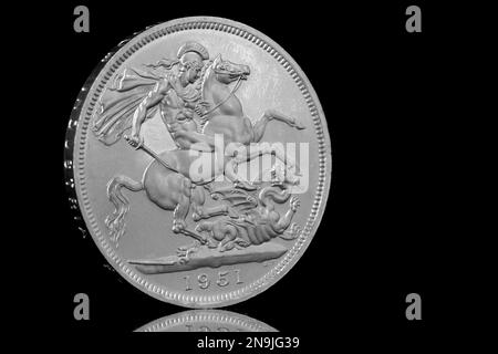 Il rovescio di una moneta del 1951 Festival of Britain Five Shilling con Saint George che sconfigge il Drago Foto Stock