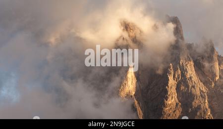 Vista sul gruppo del Sella in una giornata nuvolosa - Val Gardena, Dolomiti Foto Stock