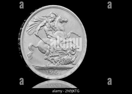 Il rovescio di una moneta del 1951 Festival of Britain Five Shilling con Saint George che sconfigge il Drago Foto Stock