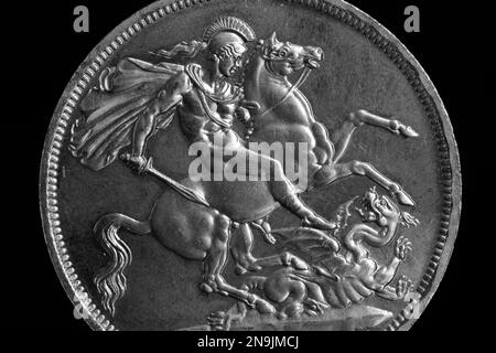 Il rovescio di una moneta del 1951 Festival of Britain Five Shilling con Saint George che sconfigge il Drago Foto Stock