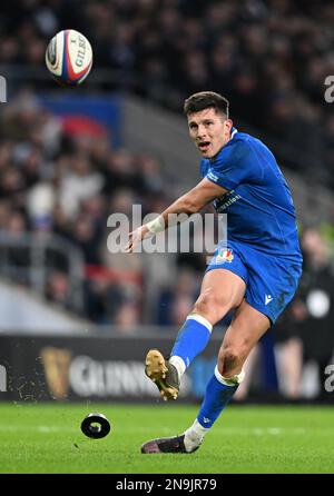 Londra, Regno Unito. 12th febbraio 2023; Twickenham Stadium, Londra, Inghilterra: Six Nations International Rugby England versus Italy; Tommaso Allan d'Italia inizia una conversione in 62nd minuto per portare i punteggi a 26-14 Credit: Action Plus Sports Images/Alamy Live News Foto Stock