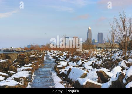 Viste dello skyline di Cleveland lungo la costa invernale del lago Erie presso l'Edgewater Park di Cleveland, Ohio. Foto Stock