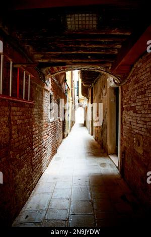 Uno scatto verticale di un tipico passaggio ad arco veneziano, Italia Foto Stock