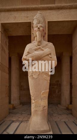 Statua di Osiride della regina Hatshepsut della terrazza superiore del Tempio mortuario di Hatshepsut a Luxor Egitto Foto Stock