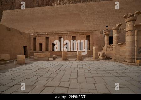 Tempio mortuario di hatshepsut a Luxor, Egitto costruito durante il regno del faraone Hatshepsut della diciottesima dinastia d'Egitto. Vista diurna Foto Stock