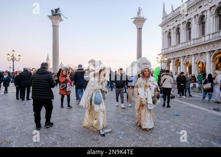 Un rivelatore mascherato partecipa al carnevale di Venezia, 14 febbraio 2023. Foto Stock