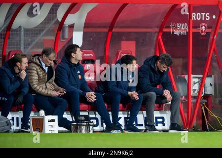 ENSCHEDE - (r) allenatore del FC Volendam Wim Jonk durante la partita di campionato olandese tra FC Twente e FC Volendam allo Stadion De Grolsch veste il 12 febbraio 2023 a Enschede, Paesi Bassi. LASKER ANP COR Foto Stock