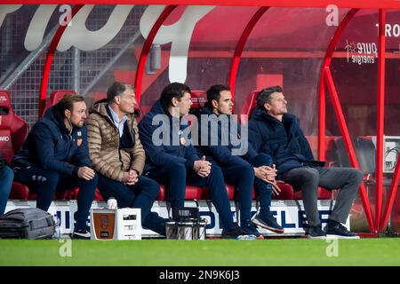 ENSCHEDE - (r) allenatore del FC Volendam Wim Jonk durante la partita di campionato olandese tra FC Twente e FC Volendam allo Stadion De Grolsch veste il 12 febbraio 2023 a Enschede, Paesi Bassi. LASKER ANP COR Foto Stock