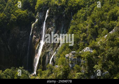 Una cascata nel Parco Nazionale dei Laghi di Plitvice, Croazia. Foto Stock