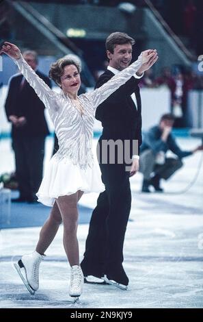 Jayne Torvill e Christopher Dean (GBR) durante la danza libera vinceranno la medaglia di bronzo in Ice Dance ai Giochi Olimpici invernali del 1994 Foto Stock