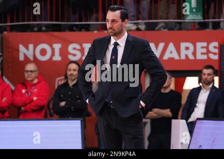 Enerxenia Arena, Varese, Italia, 12 febbraio 2023, Matt Brase, allenatore di testa Pallacanestro Openjobmetis Varese durante Openjobmetis Varese vs EA7 Emporio Armani Milano - Campionato Italiano di Basket Serie A Foto Stock