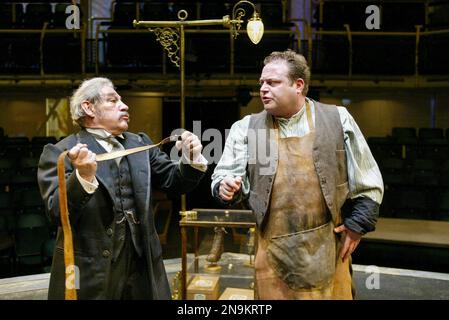 Trevor Peacock (Henry Horatio Hobson), John Thomson (Willie Mossop) nella SCELTA DI HOBSON di Harold Brighouse al Royal Exchange Theatre di Manchester, Inghilterra 19/05/2003 design: Johanna Bryant Lighting: Jason Taylor regista: Braham Murray Foto Stock