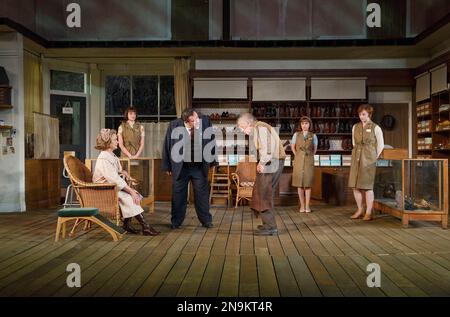 l-r: Joanna David (Mrs Hepworth), Hannah Britland (Vicky Hobson), Mark Benton (Henry Horatio Hobson), Richard Syms (Tubby Wadlow), Nadia Clifford (Alice Hobson), Jodie McNee (Maggie Hobson) nella SCELTA di HOBSON da Harold Brighouse al Teatro all'aperto, Regent's Design, Oliver NW1 17/06/2014: Nadia caduta Foto Stock