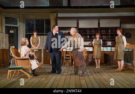 l-r: Joanna David (Mrs Hepworth), Hannah Britland (Vicky Hobson), Mark Benton (Henry Horatio Hobson), Richard Syms (Tubby Wadlow), Nadia Clifford (Alice Hobson), Jodie McNee (Maggie Hobson) nella SCELTA di HOBSON da Harold Brighouse al Teatro all'aperto, Regent's Design, Oliver NW1 17/06/2014: Nadia caduta Foto Stock