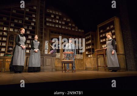 l-r: Naomi Frederick (Maggie Hobson), Gabrielle Dempsey (Vickey Hobson), Martin Shaw (Henry Horatio Hobson), Florence Hall (Alice Hobson) a SCELTA DI HOBSON da Harold Brighouse al Vaudeville Theatre, Londra WC2 14/06/2016 a Theatre Royal Bath progettazione di produzione: Simon Higlett illuminazione: Tim Mitchell Church regista: Jonathan Foto Stock