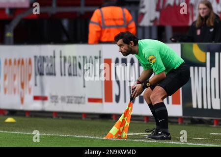 ENSCHEDE, PAESI BASSI - FEBBRAIO 12: Assistente Referee Cristian Dobre durante la partita di Eredivie tra FC Twente e FC Volendam a De Grolsch veste il 12 Febbraio 2023 a Enschede, Paesi Bassi (Foto di Marcel ter Bals/Orange Pictures) Foto Stock