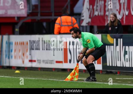 ENSCHEDE, PAESI BASSI - FEBBRAIO 12: Assistente Referee Cristian Dobre durante la partita di Eredivie tra FC Twente e FC Volendam a De Grolsch veste il 12 Febbraio 2023 a Enschede, Paesi Bassi (Foto di Marcel ter Bals/Orange Pictures) Foto Stock