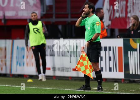 ENSCHEDE, PAESI BASSI - FEBBRAIO 12: Assistente Referee Cristian Dobre durante la partita di Eredivie tra FC Twente e FC Volendam a De Grolsch veste il 12 Febbraio 2023 a Enschede, Paesi Bassi (Foto di Marcel ter Bals/Orange Pictures) Foto Stock