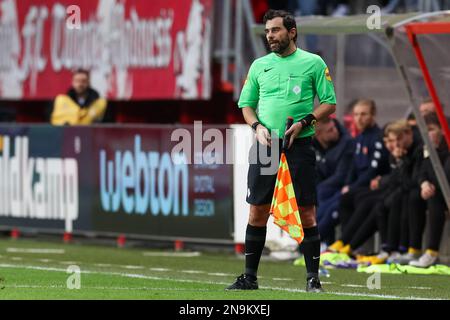 ENSCHEDE, PAESI BASSI - FEBBRAIO 12: Assistente Referee Cristian Dobre durante la partita di Eredivie tra FC Twente e FC Volendam a De Grolsch veste il 12 Febbraio 2023 a Enschede, Paesi Bassi (Foto di Marcel ter Bals/Orange Pictures) Foto Stock