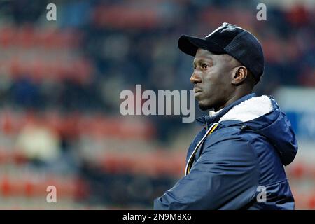 Mbaye Leye, allenatore capo di Essevee, nella foto durante una partita di calcio tra SV Zulte Waregem e KV Oostende, domenica 12 febbraio 2023 a Waregem, il giorno 22 della prima divisione del campionato belga della 'Jupiler Pro League' del 2022-2023. BELGA FOTO KURT DESPLENTER Foto Stock