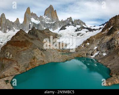 Vista aerea della splendida Laguna de los Tres con le sue acque turchesi circondate dal Monte Fitz Roy e icefields - Escursioni a El Chalten, Patagonia Foto Stock