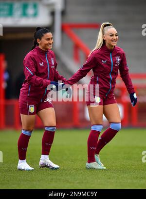 Crawley, Regno Unito. 12th Feb, 2023. Mayumi Pacheco di Aston Villa e Alisha Lehmann di Aston Villa condividono un momento di divertimento insieme prima della partita della fa Women's Super League tra le donne Brighton & Hove Albion e Aston Villa al People's Pension Stadium il 12th 2023 febbraio a Crawley, Regno Unito. (Foto di Jeff Mood/phcimages.com) Credit: PHC Images/Alamy Live News Foto Stock