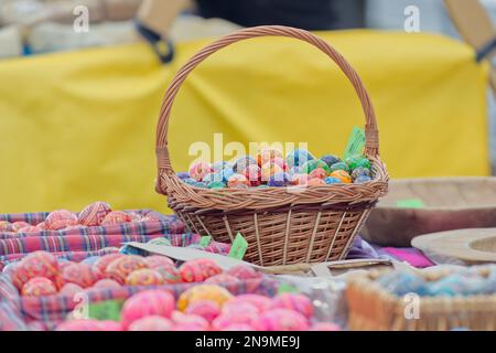 Stand con uova dipinte, tradizionali decorazioni pasquali al mercato agricolo di Náplavka in inverno all'inizio della nuova stagione Foto Stock