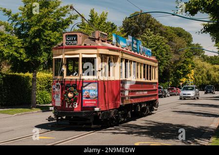 Christchurch, Nuova Zelanda - 25th 2022 dicembre: Un tram storico passa in un tour della città. I tram sono in funzione in città dal 1882 e wa Foto Stock