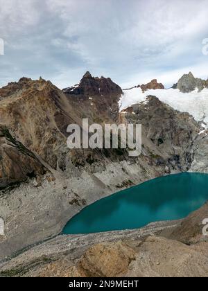 Veduta aerea dello splendido paesaggio del Monte Fitz Roy con campi d'ghiaccio e lagune turchesi - famosa attrazione per le escursioni a El Chaltén, Patagonia Foto Stock