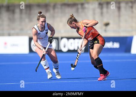 Sydney, Australia. 12th Feb, 2023. Nike Lorenz (L) della Germania Women's National Field Hockey Team in azione durante la International Hockey Federation Pro League tra Australia e Germania al Sydney Olympic Park Hockey Centre. Punteggio finale; Australia 3:0 Germania. Credit: SOPA Images Limited/Alamy Live News Foto Stock