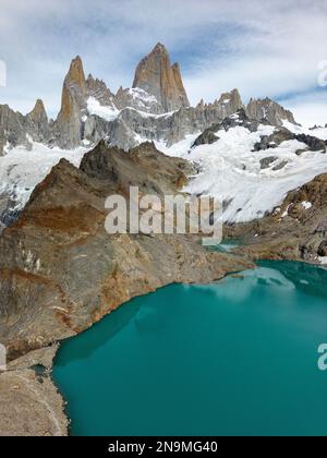 Vista aerea della splendida Laguna de los Tres con le sue acque turchesi circondate dal Monte Fitz Roy e icefields - Escursioni a El Chalten, Patagonia Foto Stock