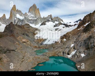 Vista aerea della splendida Laguna de los Tres con le sue acque turchesi circondate dal Monte Fitz Roy e icefields - Escursioni a El Chalten, Patagonia Foto Stock