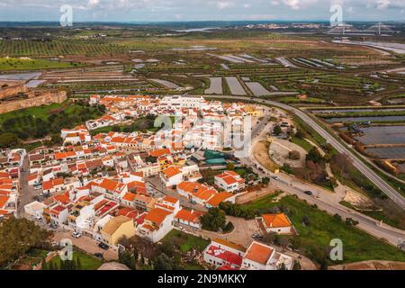 Veduta aerea della montagna Revelim de Santo Antonio e delle Salinas a Castro Marim Faro Portogallo Foto Stock