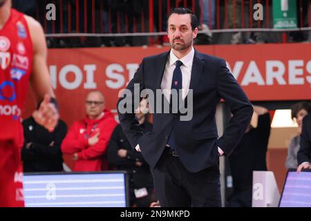 Enerxenia Arena, Varese, Italia, 12 febbraio 2023, Matt Brase, allenatore di testa Pallacanestro Openjobmetis Varese durante Openjobmetis Varese vs EA7 Emporio Armani Milano - Campionato Italiano di Basket Serie A Foto Stock