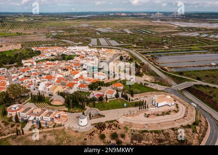 Veduta aerea della montagna Revelim de Santo Antonio e delle Salinas a Castro Marim Faro Portogallo Foto Stock