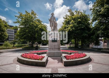 Christchurch, Nuova Zelanda - Dicembre 25th 2022: Una statua dell'esploratore James Cook si trova in Victoria Square a Christchurch, Nuova Zelanda. Il cuoco era t Foto Stock