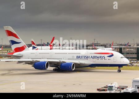 Londra, Regno Unito - Febbraio 2023: British Airways Airbus A380 Jet (registrazione G-XLEJ) tassare per decollo Foto Stock
