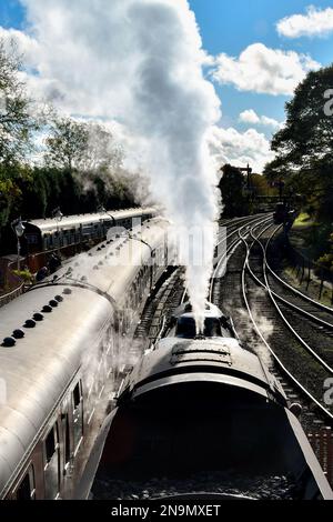 Highley, Shropshire, Regno Unito - Ottobre 2021: Guarda giù su una locomotiva d'epoca sulla Severn Valley Railway mentre rilascia vapore dalla sua caldaia Foto Stock