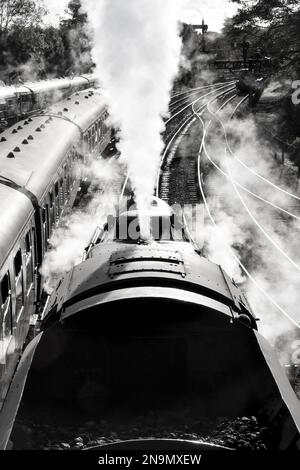 Highley, Shropshire, Regno Unito - Ottobre 2021: Guarda in bianco e nero su una locomotiva d'epoca sulla Severn Valley Railway mentre rilascia vapore Foto Stock